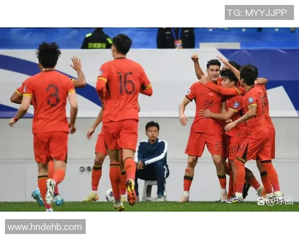 那个足球明星在热情的阳光下展现出无与伦比的魅力与风采